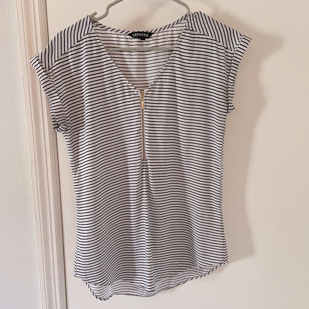 Express business/ business casual blouse. Striped black/white, gold front zipper